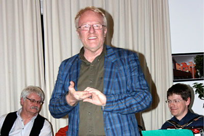 Gerhard Peters begrüßt die Gäste