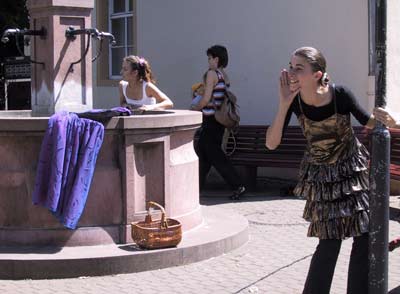 Tanzperformance am Brunnen