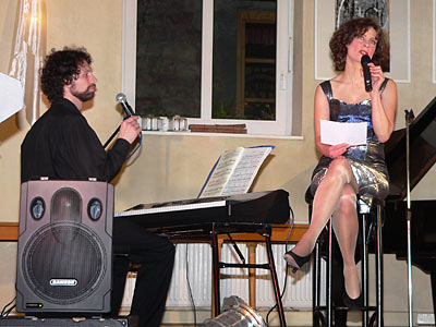 Madeleine Sauver auf einem Hocker und Clemens Maria Kitschen am E-Piano