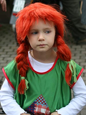 Kind mit roter Perücke