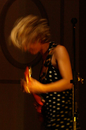 Jutta Werbelow spielt Gitarre und schüttelt ihr Haar