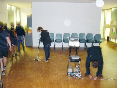 Im Saal wird aufgeräumt.