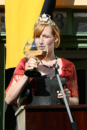 Larissa Winter trinkt aus einem großen Weinglas