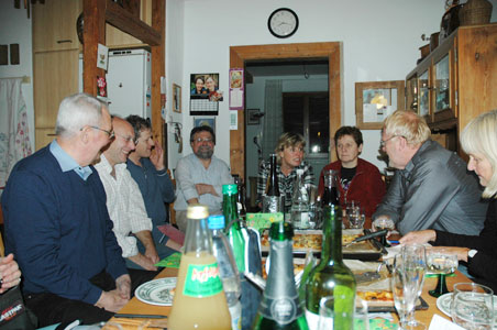 Blick in die Gruppe und auf den reichlich gedeckten Tisch