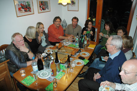ie Gruppe und auf den reichlich gedeckten Tisch