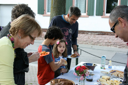 Menschen am Büffet