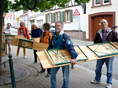 Einladen der Bänke in einen VW-Transporter