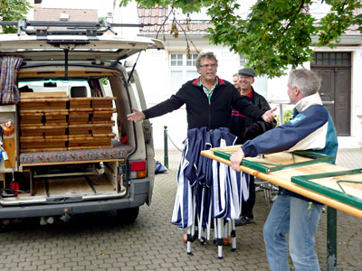 Einladen der Bänke in einen VW-Transporter