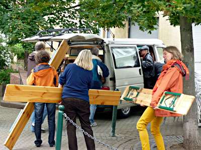 Einladen der Bänke in einen VW-Transporter