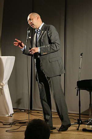 Arnim Töpel am Mikrofon