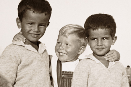 Drei kleine Jungs in den sechziger Jahren